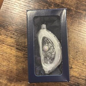Beautiful oyster ornament